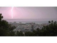 Antalya’da şiddetli yağış etkili oldu, şimşekler görsel şölen oluşturdu