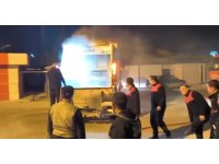 Çöp toplama sırasında yanan kamyonunu itfaiyeye sürdü