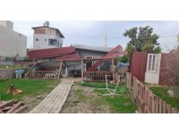 Fırtınanın çatısını uçurduğu evde mahsur kalan 3 kişiyi itfaiye kurtardı