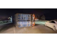 Hatay’da fırtına nedeniyle tırlar devrildi