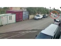 Otomobille çarpışan motosiklet sürücüsünün havada taklalar attığı anlar kamerada