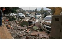 Fırtınanın etkisiyle yıkılan duvar 3 otomobile ve 1 motosiklet zarar verdi