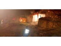 Feke’de ev yangını: bir ev kül oldu, lojman zarar gördü