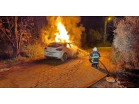 Defne’de otomobil alevlere teslim oldu