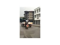 Motosikleti önce çömelerek, sonra yatarak sürdü