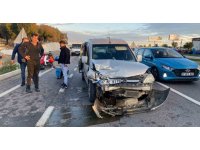 Arızalanan park halindeki otomobile hafif ticari araç çarptı: 2 yaralı