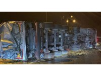 Osmaniye’de mısır yüklü kamyon devrildi: 1 yaralı