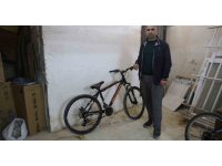 Kameralara yakalanan bisiklet hırsızına "Yazık yaşın genç diye şikayetçi olmadık, bir an önce iş bul ve çalış" diyerek nasihat etti