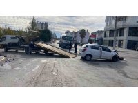 Antalya’da hafif ticari araç ile otomobil kavşakta çarpıştı: 4 yaralı