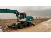 DSİ’ye ait kepçe ile define arandığı iddiasını bölgede bulunan sigara izmaritinin DNA örnekleri aydınlatacak