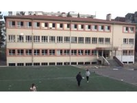 Kahramanmaraş’ta yarım asırlık okul yıkılmayı bekliyor