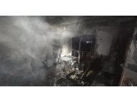 Elektrik kontağından çıkan yangında alevlere teslim olan ev kullanılmaz hale geldi