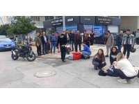Motosikletler kavşakta çarpıştı, 2 kişi yaralandı: Kaza anı kamerada