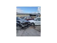 Temizlenmesi için bırakılan lüks otomobili izinsiz alıp 3 araca çarptı: 1 yaralı