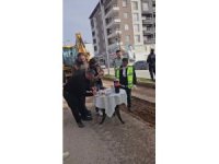 Yürek ısıtan görüntü; gece gündüz mesai yapan belediye personeline pasta kesip, mum üflettiler