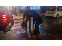 Yolda oluşan çukurları görünce dayanamayan esnaf kum ve çakılla çukurları kendisi kapattı