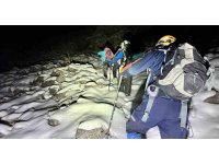 Karla kaplı dağa tırmanıp mahsur kalan 3 arkadaş kurtarıldı