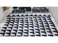 Bagajdan silah deposu gibi 90 adet ruhsatsız tabancı çıktı