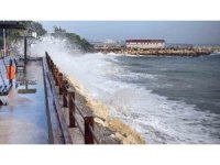 Doğu Akdeniz’de dev dalgalar kıyıları dövdü