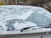 Tufanbeyli’de kısa süreli yağan kar sevindirdi