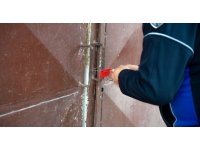 Adana’da depoda kokmuş 25 kasa tavuk ele geçirildi