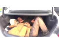 Bagajına 2 kişiyi sığdırdığı otomobilde 8 göçmeni kaçırırken yakalandı