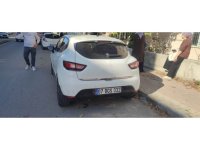 Antalya’da park halindeki otomobile çarpan motosikletli yaralandı