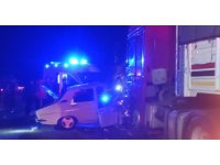 Otomobil tırlarla çarpıştı: 1 ölü, 1 yaralı