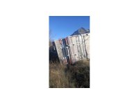 Isparta’da kontrolden çıkan kamyon şarampole devrildi, sürücü yaralandı