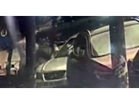 Park halindeki otomobilin dikiz aynasını tekme atıp kırdı