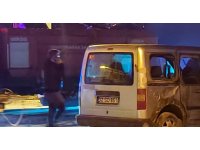 Isparta’da kontrolden çıkan hafif ticari araç devrildi: 2 yaralı