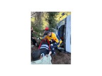 Kamyon uçuruma yuvarlandı, sıkışan sürücü kurtarıldı