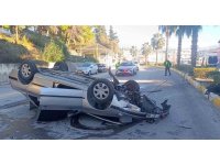 Virajı alamayan otomobil refüjdeki aydınlatma direğine çarpıp takla attı: 2 yaralı