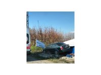 Mersin’de otomobil otobüs durağına çarptı: 2 yaralı