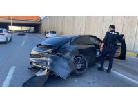 Porsche otomobil önce bir araca sonra alt geçit duvarına çarptı: 1 yaralı