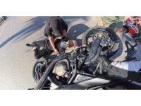 Motosiklet sürücüsü kaskı sayesinde yara almadan kurtuldu