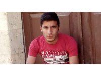 Ağabeyi geri manevra yaparken kamyonun altında kalan genç hayatını kaybetti