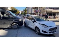 Otomobille hafif ticari aracın çarpışması kamerada