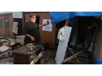 Depremzede yaşlı çiftin yaşadığı konteyner yanarak küle döndü