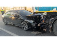 Otomobil yol süpürme aracıyla çarpıştı