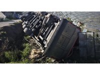 Gazipaşa’da devrilen kamyonun sürücüsü yaralandı