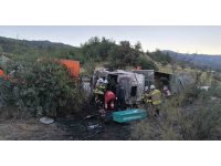 Kaza yaptıktan sonra alevlere teslim olan tırdaki 2 kişi öldü, taşınan anguslar otobana yayıldı