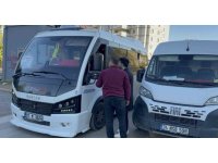 PTT kargo aracı ile dolmuş şoförünün trafik tartışması darpla bitti