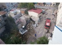 Mersin’de ağır hasarlı bina kontrollü şekilde yıkıldı