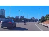 Otoyolda bisikletli tehlikesi: Kazaya ramak kaldı