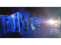 Hassa’da devrilen tırın sürücüsü yaralandı