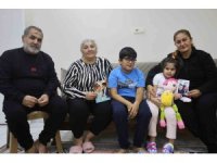 Evladından bahsederken gözyaşlarına boğulan anneanne, depremde kaybettiği kızının emaneti olan torunlarına hem annelik hem de babalık yapıyor