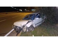 Kaza yapan otomobil refüjde terk edilmiş bulundu