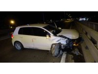 Otomobil bariyerlere çarptı: 2 yaralı