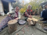 Topladıkları kozalakları kızgın ateşte saatlerce kaynatarak şifa deposuna dönüştürüyorlar